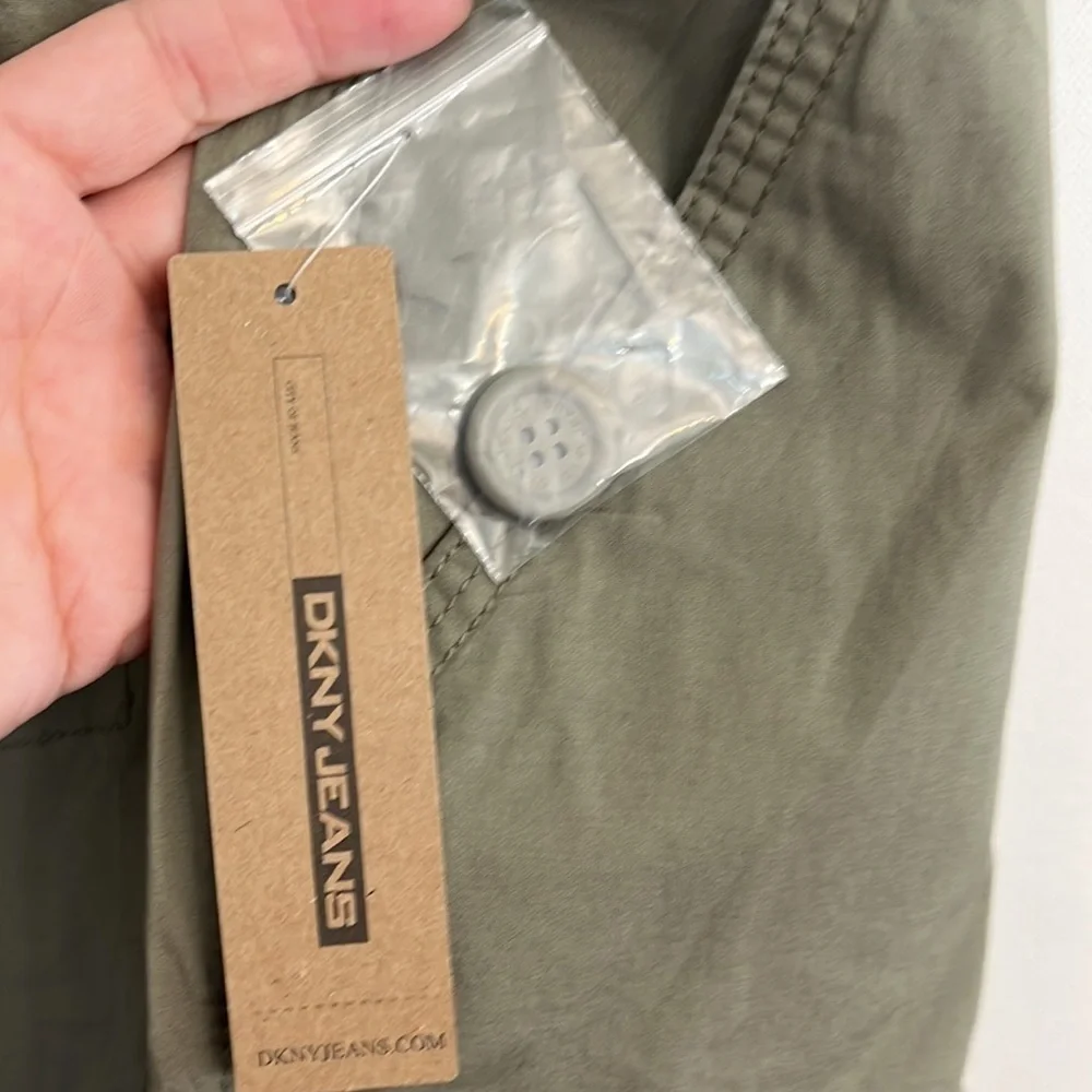 Dkny cotton blend Bermuda/Cargo shorts NWT size 10 green color